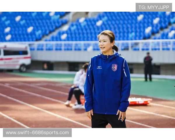 足球球星外衣潮流风采解析时尚与运动的完美融合